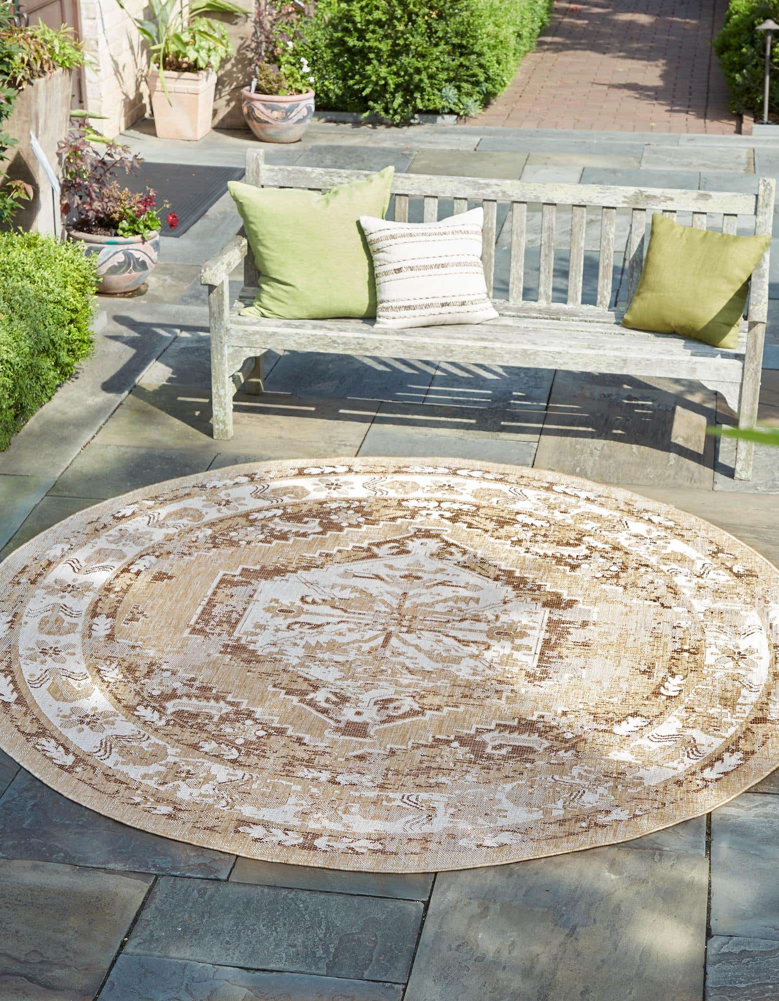 Rund Outdoor Teppich Outdoor Traditional in Natürlich von Hadorn™ - Lifestyle Image