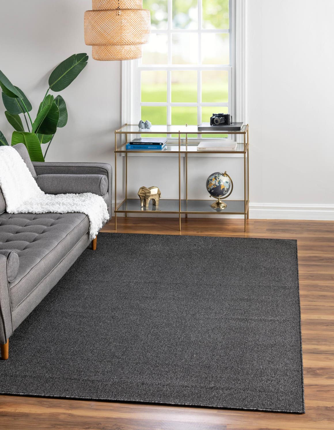 Rechteck Teppich Everyday Solid in Holzkohle von Hadorn™ - Lifestyle Image