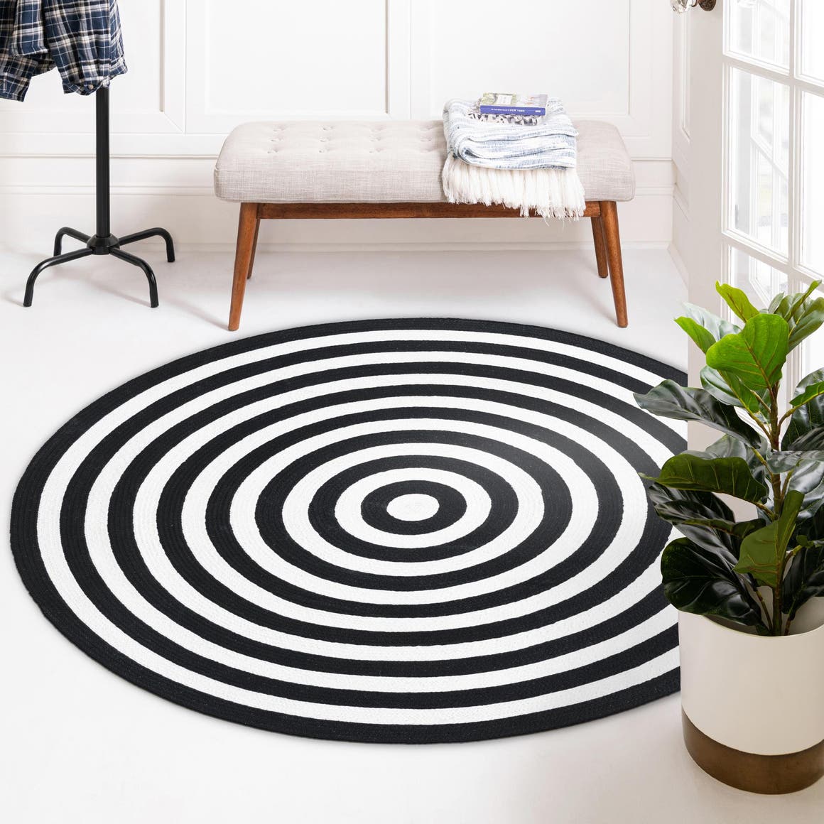 Rund Handgeflochten Teppich Eco Verse Indoor Outdoor Washable in Schwarz und Weiss von Hadorn™ - Lifestyle Image